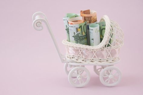 Foto: Miniaturkinderwagen mit Geldscheinen